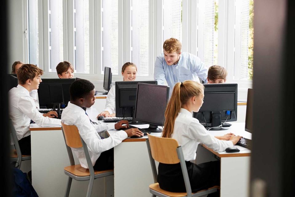 Экзамены на экране: что Ofqual предлагал учителям Англии в декабре 2025 года